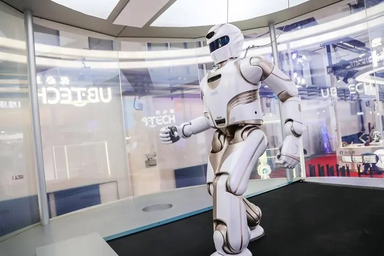 全球首款仿人脊柱人形机器人发布，商业化进程望再提速
